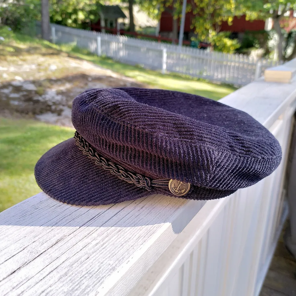 Svart keps med platt kulle (Fiddler Cap), köpt på Beyond Retro för 350kr. Välgjord. Har inte kommit till användning. Storlek S. Frakt tillkommer.. Accessoarer.