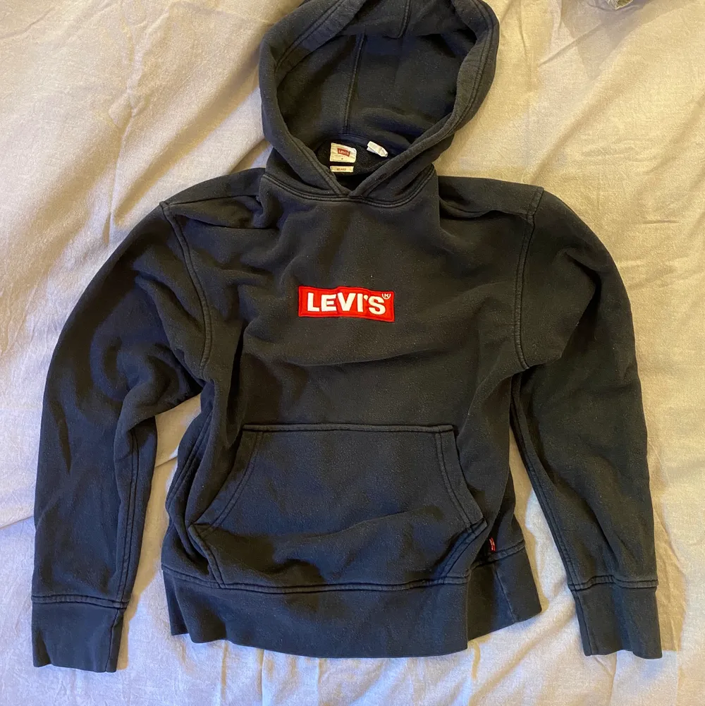 Säljer denna Levi’s hoodie som passar bra till det mesta. Hoodien är i storlek S och sitter fint oversized på mig som normalt sätt har storlek xs-s. Passar lika bra på tjejer som killar. Skriv privat för mer bilder och mer information☺️ ❕Pris + Frakt❕. Hoodies.