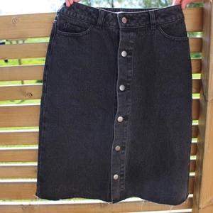 Kjol, Stl: S - Hej!! Säljer min fina kjol från Na-Kd. Den är perfekt om man vill klä upp sig men samtidigt ha den till vardags. 