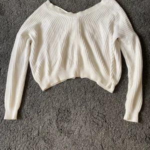 Vit tröja - En stickad oversized tröja i storlek small som jag köpte på Plick men tyckte att den var för oversized så jag säljer den vidare. Första bilden är tröjans framsida, köparen står för frakten🥰