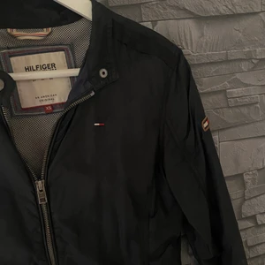 Tommy Hilfiger sommarjacka  - Tommy Hilfiger tunn sommarjacka storlek XS. Använd ett fåtal gånger. Priset inkluderar frakt 🖤