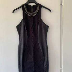 Guess Evening Dress - Kvällsklänning från Guess. Har haft den en gång på nyår. Som Ny!