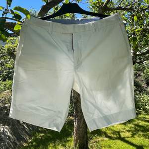 Jättesnygga shorts från Ralph Lauren! Orginalpris: 1100 kr, nu 200 kr! Storlek 33, motsvarar ungefär M/L