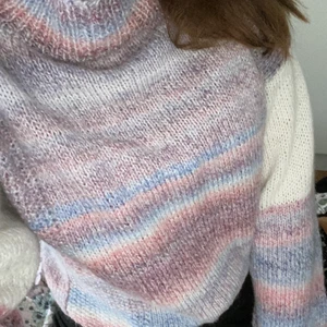 Stickad tröja 🪐 - STORLEK: Står inte, men gissar på XL | SKICK: Använd | Jättevarm stickad tröja köpt på second hand för något år sedan. Jag har inte använt den så mycket, men jag tycker att den är i fint skick. 🐚