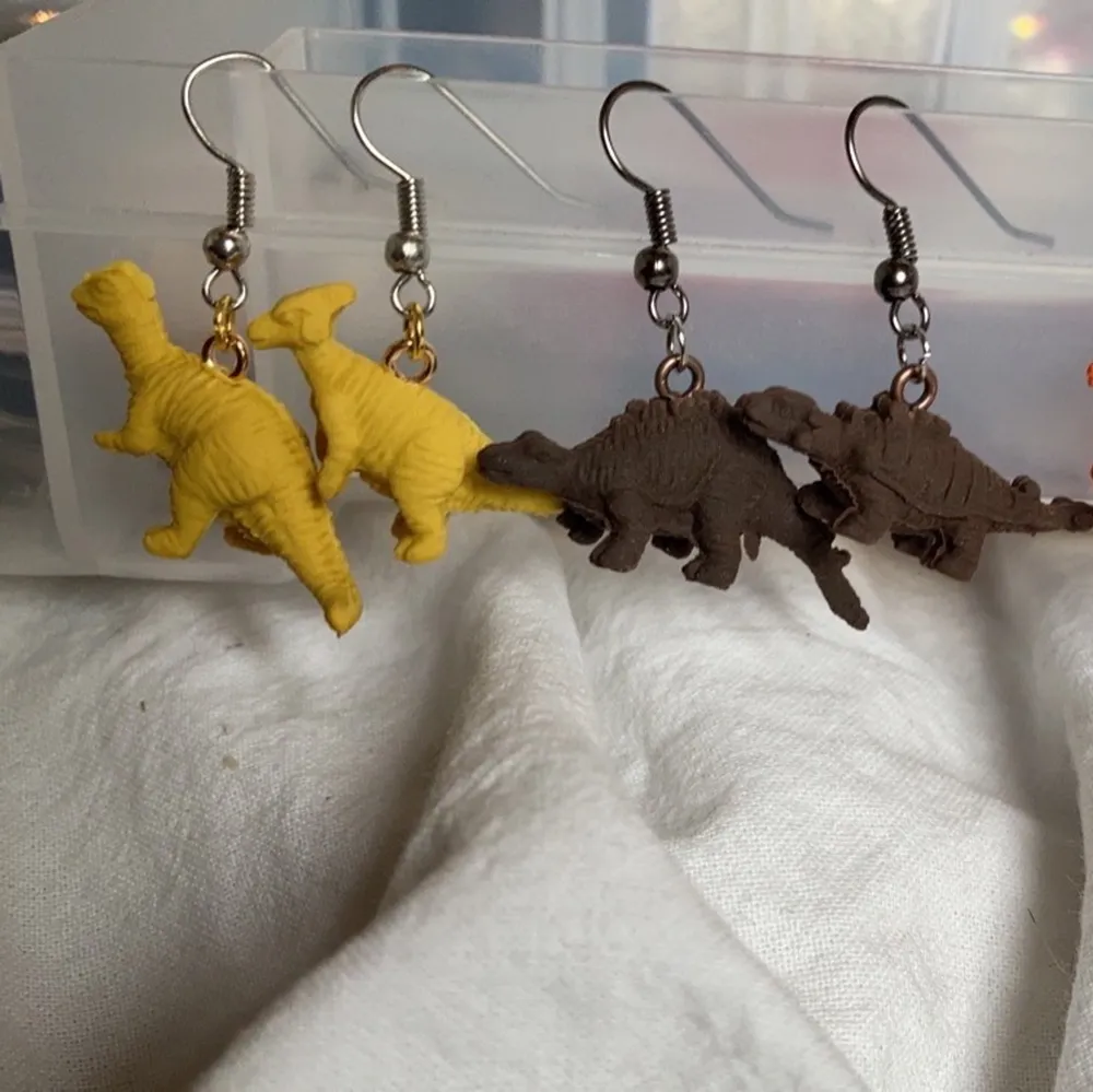 Har nu fler dinosaurie örhängen, de är i ett gummi-liknande material men vet ej vilket, 20 kr plus frakt :) hör av er vid frågor eller om ni vill byta färg på själva hänget . Asusteet.