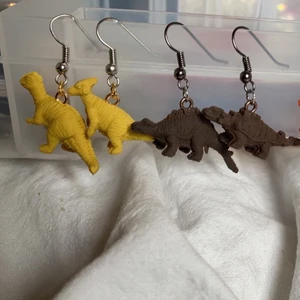 Dino örhängen  - Har nu fler dinosaurie örhängen, de är i ett gummi-liknande material men vet ej vilket, 20 kr plus frakt :) hör av er vid frågor eller om ni vill byta färg på själva hänget 