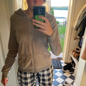 Grå velour hoodie - En grå velour hoodie med dragkedja. Köpt ifrån Malady för 400kr. Från märket Emma&Ashley Design. I storlek S/M. Den är i vilken bra skick och väldigt skön.