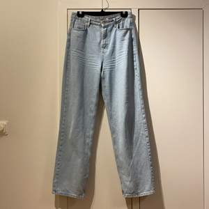 Populära Jeans från Nakd i en superfin ljusblå färg. Sparsamt använda (ser använda ut men har inte använt de mer än 5 ggr Max!) Kommer tyvärr inte till användning längre. Sitter väldigt bra i längden på mig som är 173cm. Storlek 38. Säljer för 150 kr + frakt 66kr.🥰