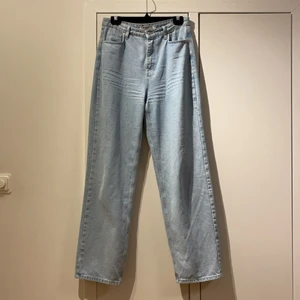 Nakd Jeans - Populära Jeans från Nakd i en superfin ljusblå färg. Sparsamt använda (ser använda ut men har inte använt de mer än 5 ggr Max!) Kommer tyvärr inte till användning längre. Sitter väldigt bra i längden på mig som är 173cm. Storlek 38. Säljer för 150 kr + frakt 66kr.🥰