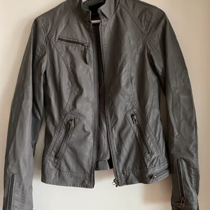 VERO MODA ”skinnjacka” - Snygg, grå, fakeskinnjacka från VERO MODA. Sparsamt använd. Storlek Small. 