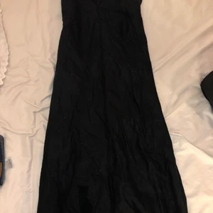 Lång svart kjol - Möts upp på Södermalm eller fraktar men då står köparen för frakten. Står ingen storlek men passar ca/s. 