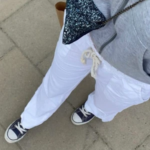 Roxy linnebyxor  - Säljer mina jättefina roxy linnebyxor ,  passar mig som har S❤️köparen står för frakten(buda bara om du vet att du kan betala)