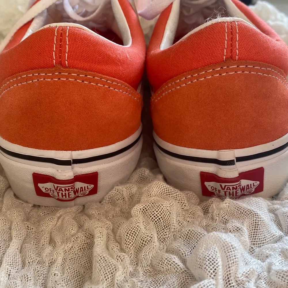 Vans i originalmodellen, aprikos/orange färg! Prislapp sitter kvar, endast prövade ett par gånger! . Skor.