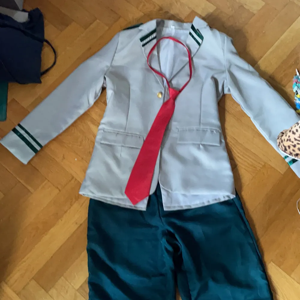 It’s the school uniform from the anime my hero academia. I’ve had it for a while and I’ve used it quite a bit and now it’s too small. Övrigt.