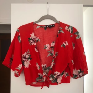 Knytbar topp från Carlings  - Röd, knytbar topp köpt på Carlings. Storlek S. 50kr. Kan mötas o Linköping annars tillkommer frakt 😊