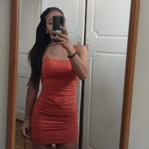 Mini klänning  - Miniklänning kan dra åt på sidan. Storlek XS-S.            Helt Ny klänning.