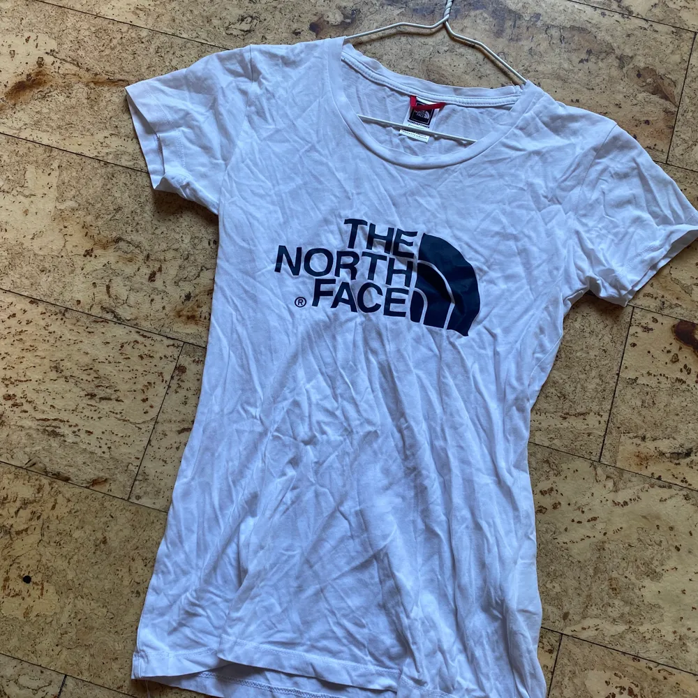 The north face t shirt storlek XS 100kr spårbar frakt 66kr 🌸. T-shirts.