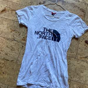 The north face t shirt storlek XS 100kr spårbar frakt 66kr 🌸