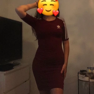 Adidas klänning - En röd adidas klänning i färgen röd!🥰 Jätte fin men den har blivit för tajt för mig!  