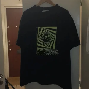 T-shirt med tryck - Snygg t-shirt med tryck från Weekday. Bra skick. Sitter oversized. Passar verkligen alla storlekar.