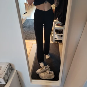 Byxor - Svart utsvängda byxor. Storlek S, tycker att dom känns lite, lite större än S. Använt sparsamt, säljer nu pga att dom blivit slappa vid låren 50 + frakt 💕