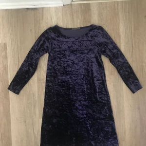 Lila sammetsklänning  - Lila sammetsklänning i superskönt material, oanvänd. 