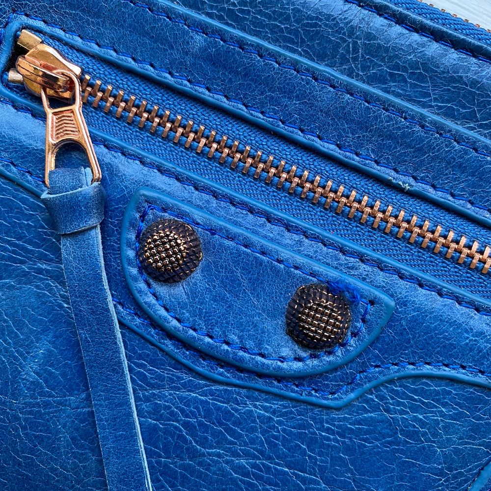 Liten Balenciaga (ej äkta) inspirerad kuvertväska/plånbok. Aldrig använts och i äkta läder. En tråd som är lite lös framtill (se bild 2) därav lågt pris. Mått: 20x12 cm. Väskor.