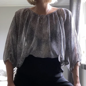 Transparent djumönstrad topp - Transparent djumönstrad topp. I jättegott skick. 🦋🦋