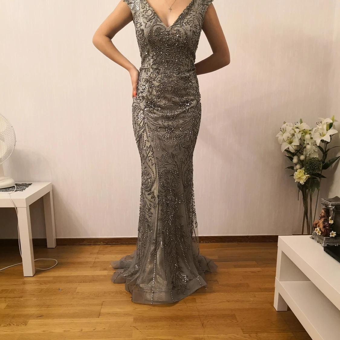 En fin lång klänning i grått och beige med mycket fina detaljer. 