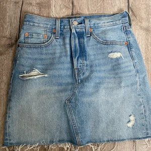 Jeanskjol LEVI’S  - Knappt använd jeanskjol från Levi’s. Storlek 27. 