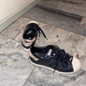 Adidas - Svarta adidas med ormskinnsdetaljer. Mötas eller frakt mot avgift😊