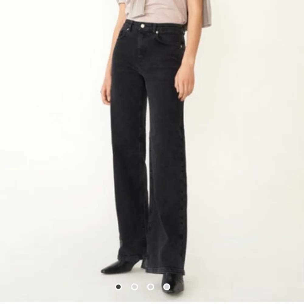 Svarta/Gråa jeans från Carin Wester strlk 36. De är lite blekta från tvätt men annars knappt använda. Pris kan diskuteras . Jeans & Byxor.
