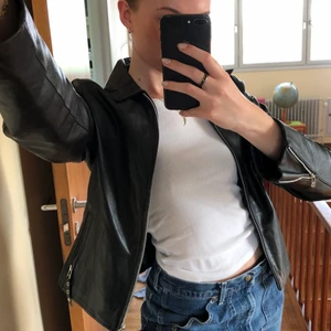 Skinnjacka - Svart skinnjacka/läderjacka, storlek 42, jag skulle säga S. Sitter så snyggt och är i jättefint skick, jag använder dock inte sånnahär skinnjackor :) Möts upp i Stockholm (kan ev skickas) Skriv om ni vill ha fler bilder 🥳