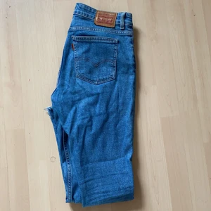 Vintage 721 Levis 28 - Några år på nacken Levis men bra kvalité håller! Rätt låg i midjan och slitsad ner till, tighta runt rumpan och benen. 