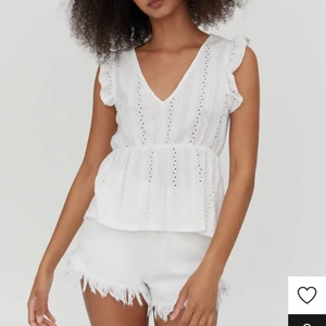 Söt topp - Säljer denna söta toppen ifrån pull and bear😊💘 Alsrig använd och prislappen kvar!💖🥰💕💘 HÖGSTA BUD: 150kr KÖO DIREKT: 250kr