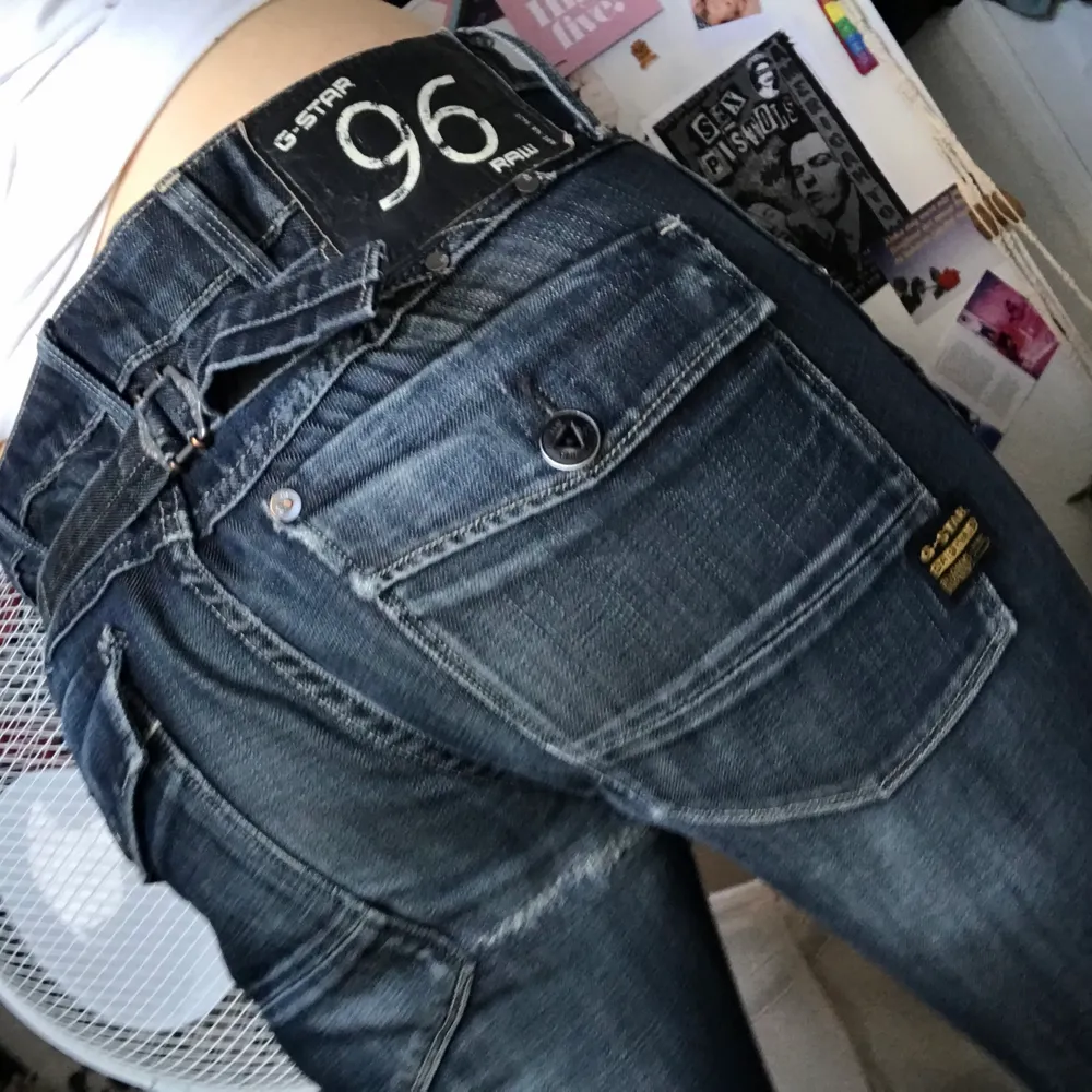 Balla jeans med låg midja och snygga detaljer bakpå💓 lite för små för mig så det är därför jag säljer dem;(✨ kan mötas upp annars står köparen för frakt. Jeans & Byxor.