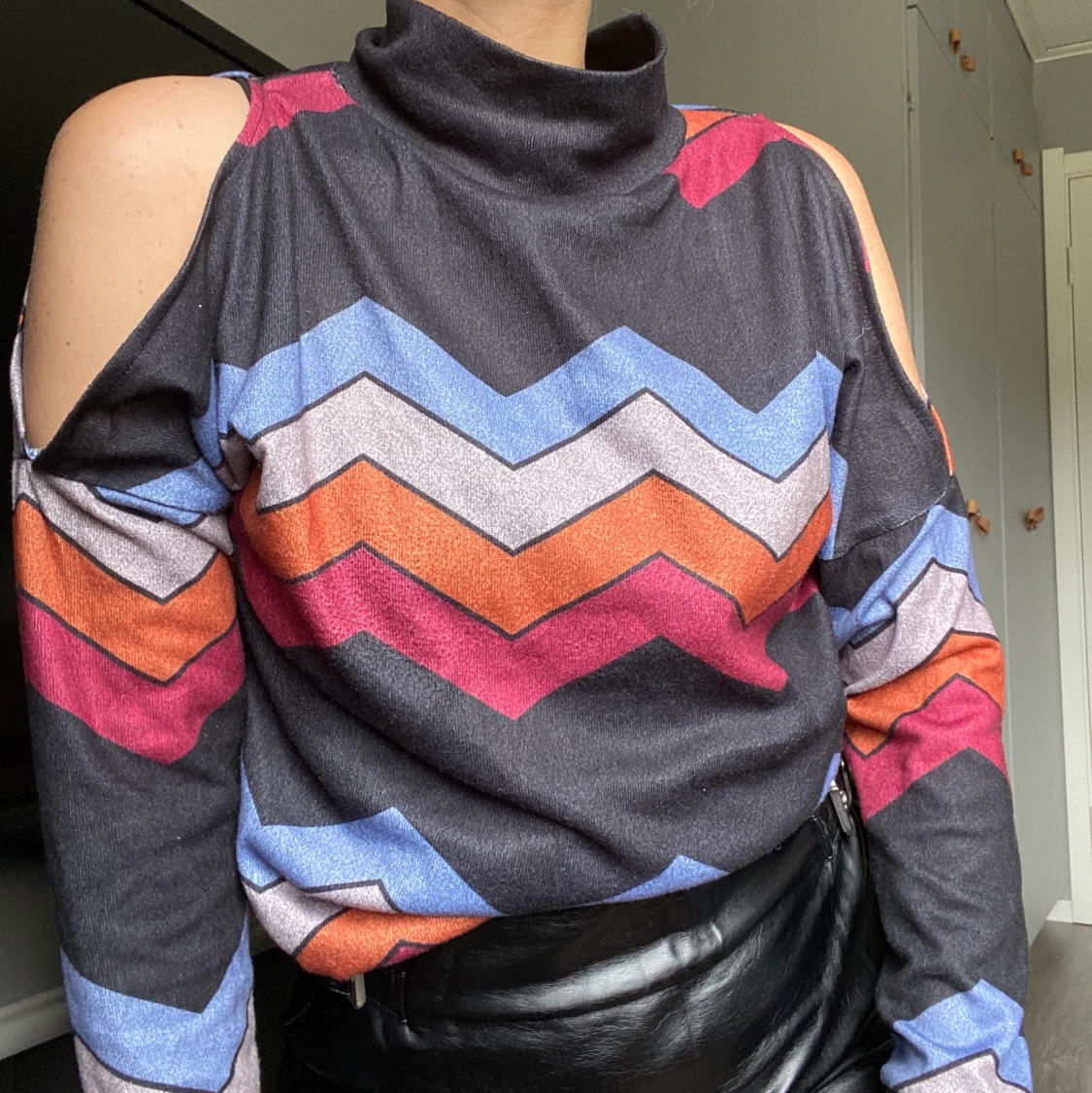 Mönstrad topp med out cuts