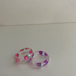 Bär ringar🍇🍓 - Nu finns två bär ringar🍇🍓1 kostar 35 och två 70 och tre för 100. Köparen står för frakten📦jordgubben är i s och vindruvan är i m men vi kan fixa olika storlekar 🤩