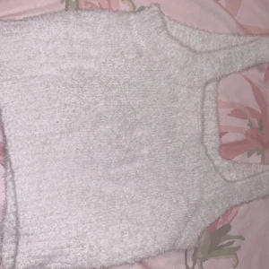 Fluffig Vit Mysig Linne  - Jätte vacker mysig linne som är sjukt skön att ha på sig! säljer denna för den är lite för stor på mig. Köpte den för ca 1 år sedan.