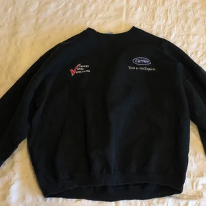 Sweatshirt oversize  - Hej! Säljer denna sjukt fina sweatshirten i grymt skick. om man vill ha oversize så är nog S-M bra! Möts eller fraktas💜📦 PM för mer info📩 (storleken är XL)