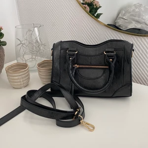 Blandade väskor  - Väskor i mycket bra skick. Skriv för mer bilder/info ☺️🤎👜 100kr/st VÄSKA 1 & 2 SÅLD! 