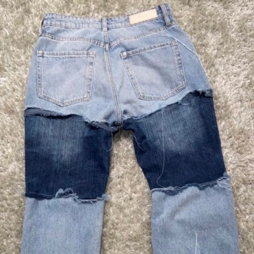 Har sytt den här Patchwork-byxan i två olika byxor.  Byxorna är 73 cm i midjan och 105 cm från höften och ner👖. Jeans & Byxor.