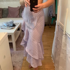 lila långkjol - köpt på nakd förra sommaren. i nyskick, endast provad. köparen står för frakten :)