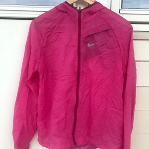 Nike løpejakke - Selger min rosa løpejakke fra Nike i størrelse M. Jakken er pent brukt. Ny pris var 1000kr