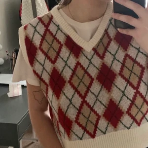 Stickad väst - Jättefin stickad väst från zara i väldigt bra skick! Köptes på Plick men passade inte riktigt min stil, bilderna är lånade från personen jag köpte den från:))