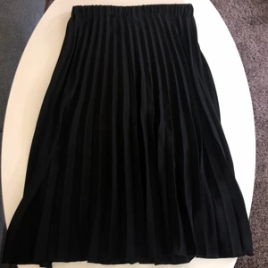 Svart Kjol - Detta är en fin, svart, veckad, lång kjol från MQ i storlek 38. Plagget är använt ett fåtal gånger och är i nyskick. Nypriset låg på ca 400-500 kr och jag säljer den för 165 kr exklusive frakten som du betalar!🥰 hör av dig vid intresse eller frågor 