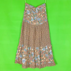 Cottagecore Kjol - Cottagecore / farmercore inspirerad långkjol i fint skick! Storlek 36. Mått finns på tredje bilden. 100% viscose. Står inget märke. Antagligen vintage! Spårbar frakt på 66kr är inräknad i priset. 