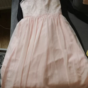 Klänning  - MaxiKlänning I ljusrosa storlek small 