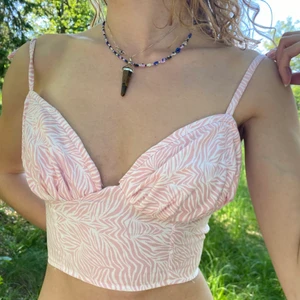 Söt sommartopp! - Jättegullig sommartopp gjord av mig! Passar någon med B-D kupa ungefär. 