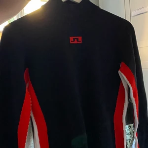 J.Lindeberg - Helt oanvänd sport tröja, i stretch material. Används som underställ för alla typer utav sporter. Aldrig använd. Doftar ny. 
